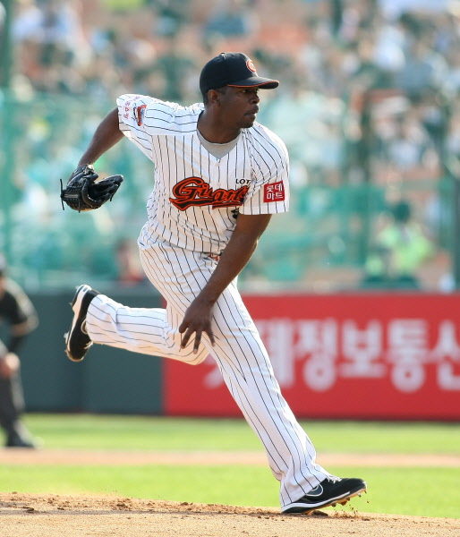 선발 출장한 유먼선수의 역투모습